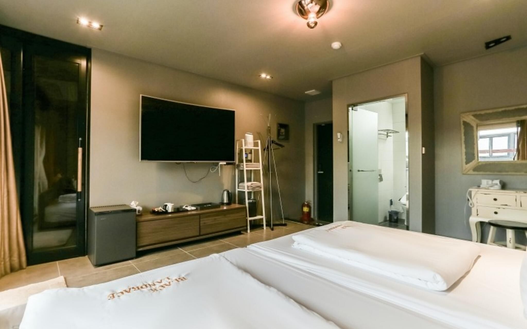 Seogwipo Black Land Lace Spa Pension