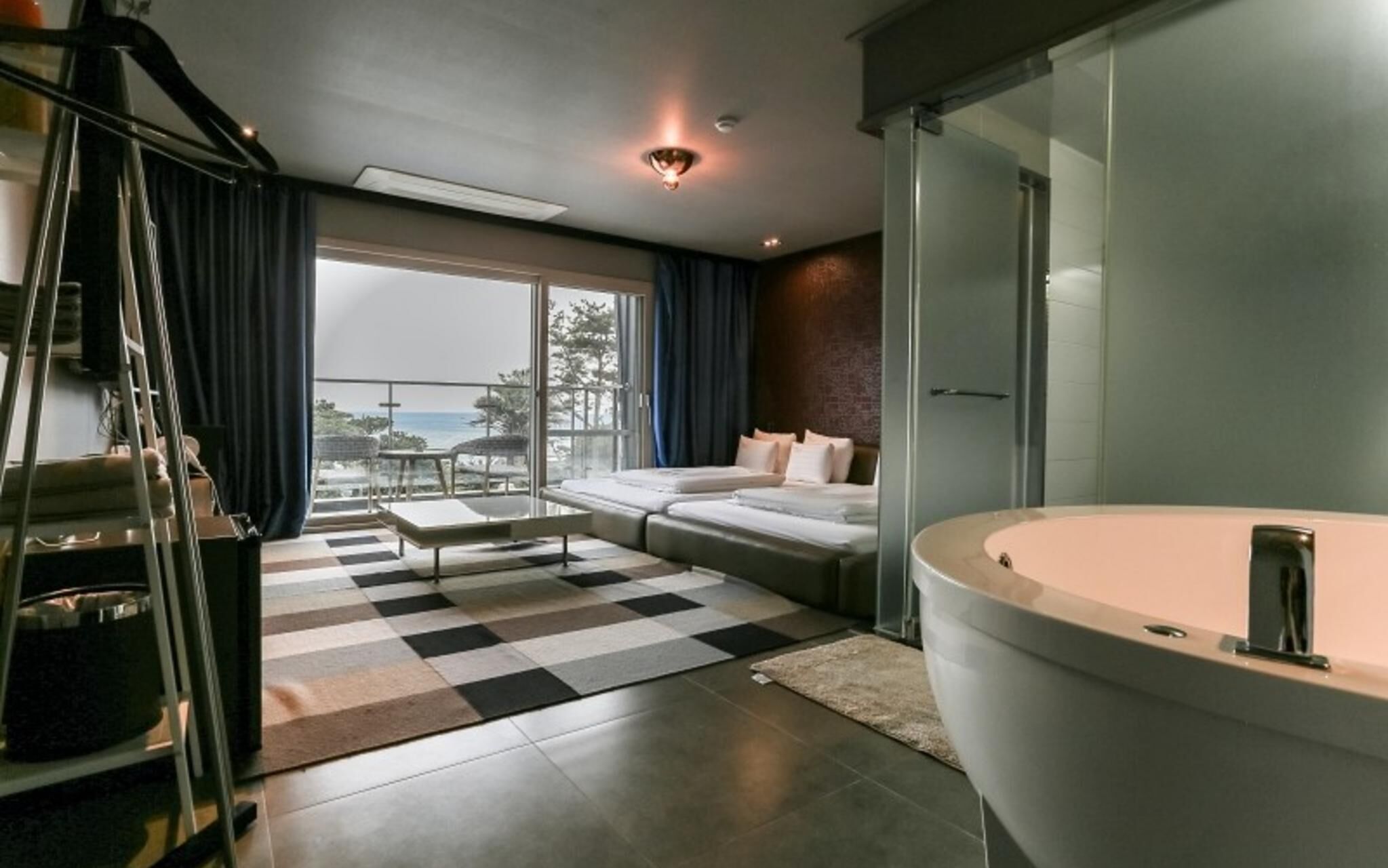 Seogwipo Black Land Lace Spa Pension