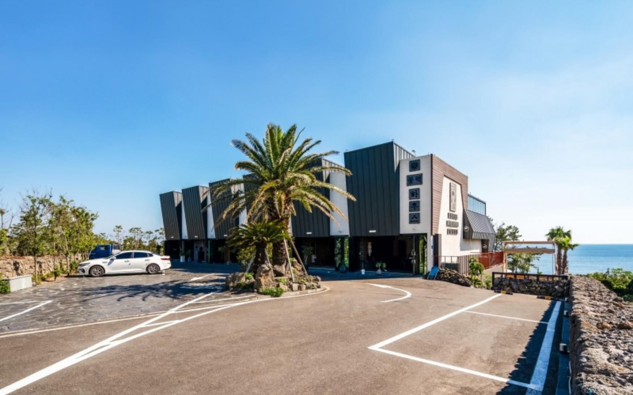 Seogwipo Black Land Lace Spa Pension