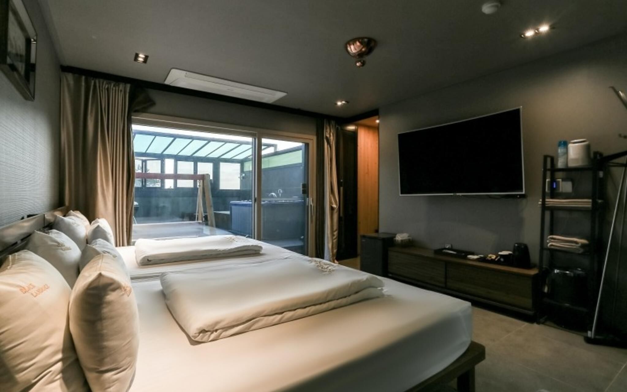 Seogwipo Black Land Lace Spa Pension