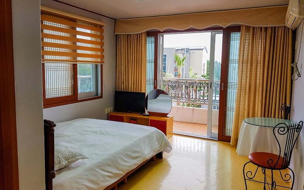 Seogwipo Jayudosi Pension