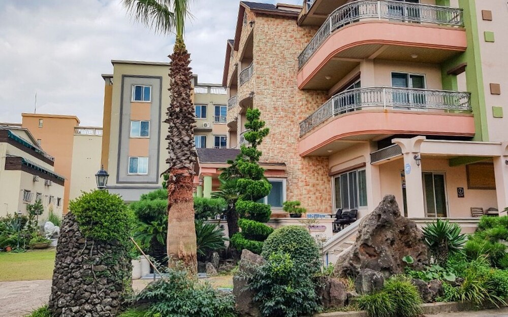 Seogwipo Jayudosi Pension