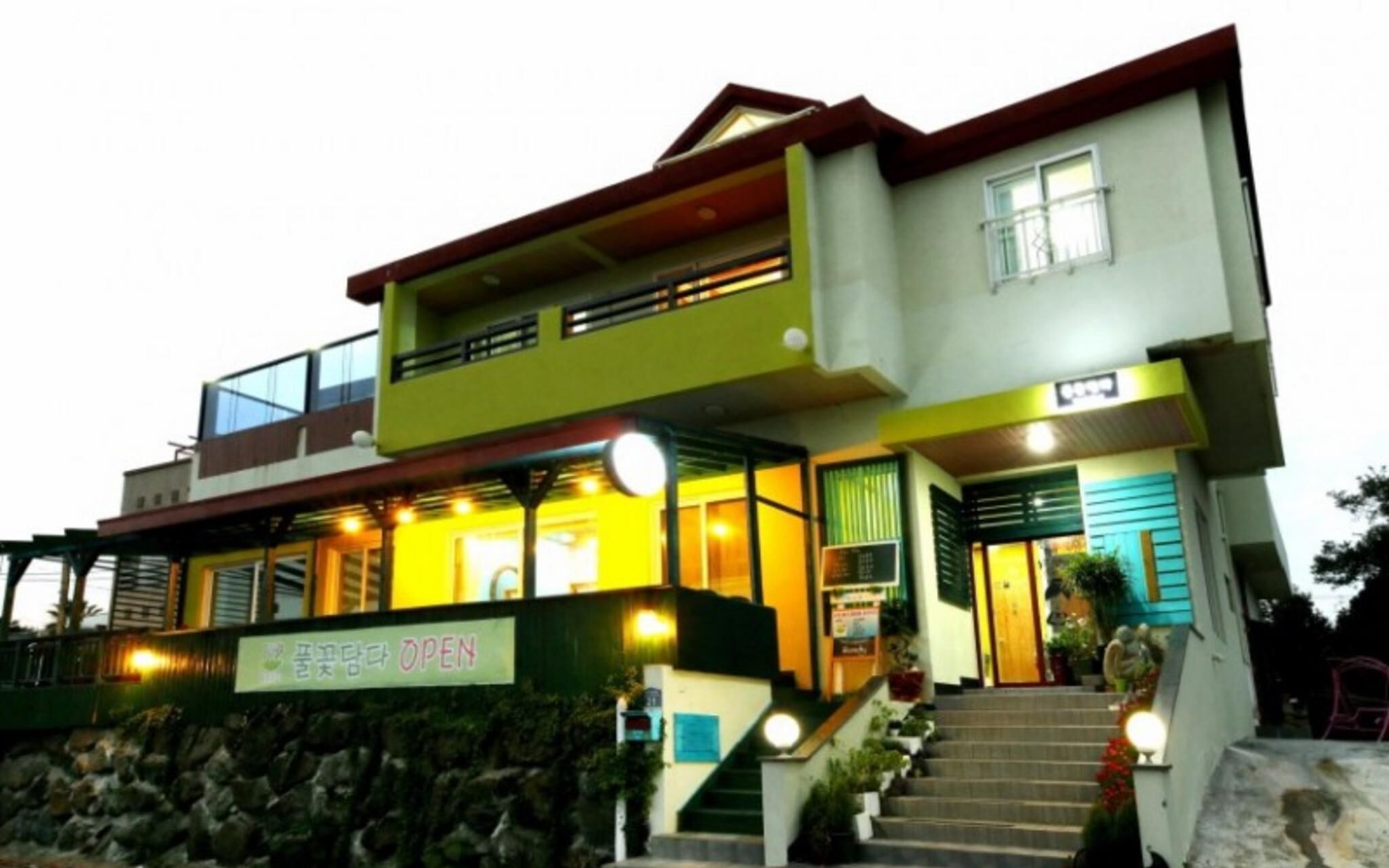 Seogwipo Jijunghae Pool Villa Pension