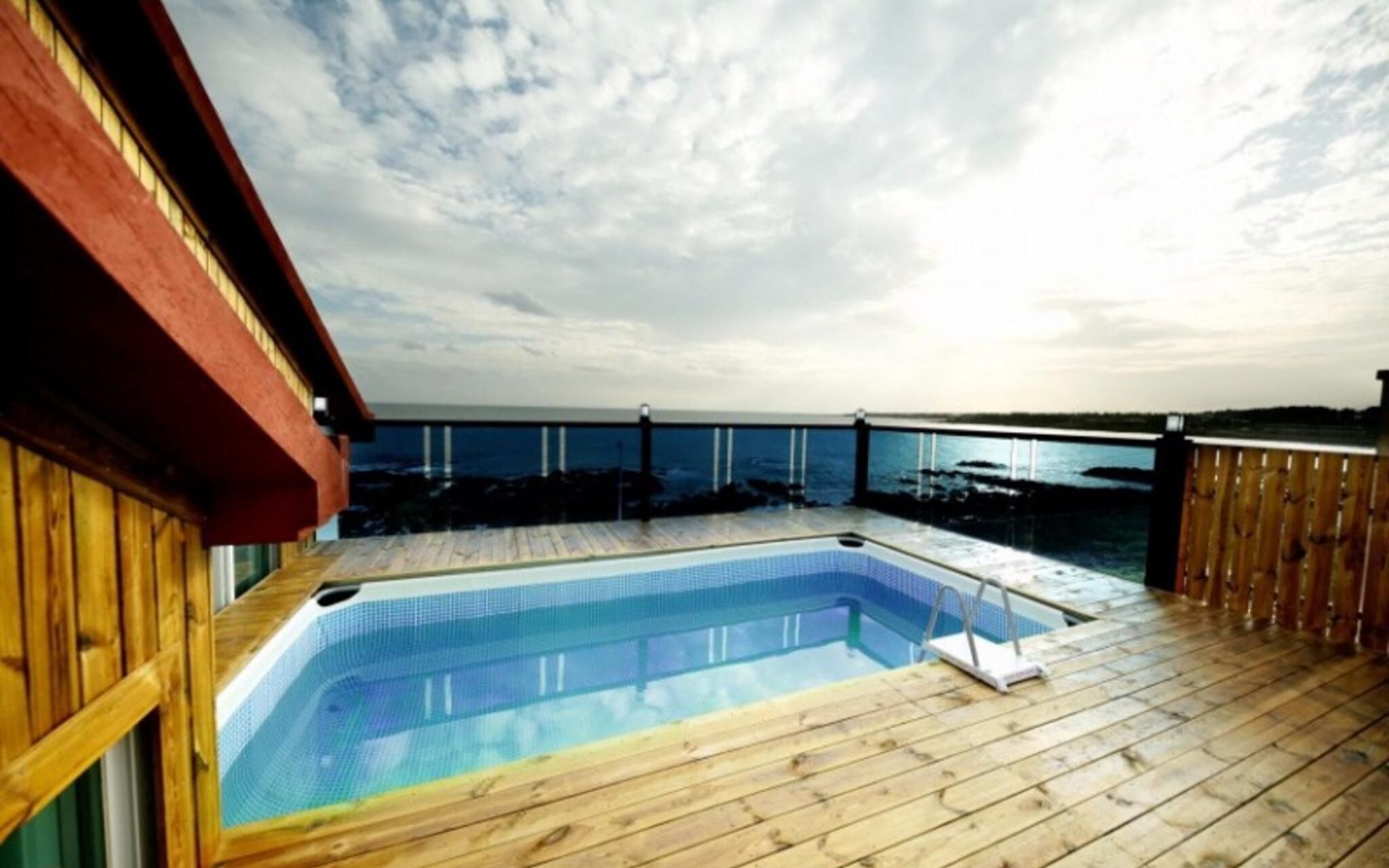 Seogwipo Jijunghae Pool Villa Pension