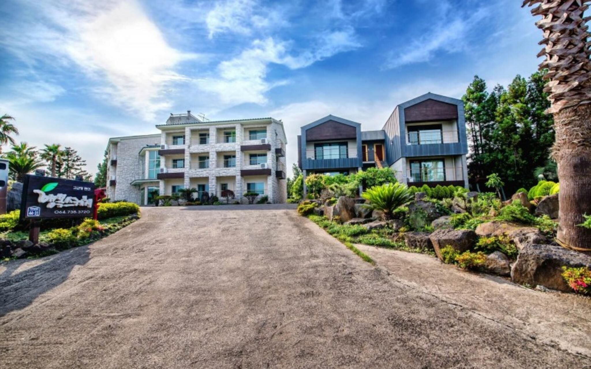 Seogwipo Jungmun Happy Sketch Pension