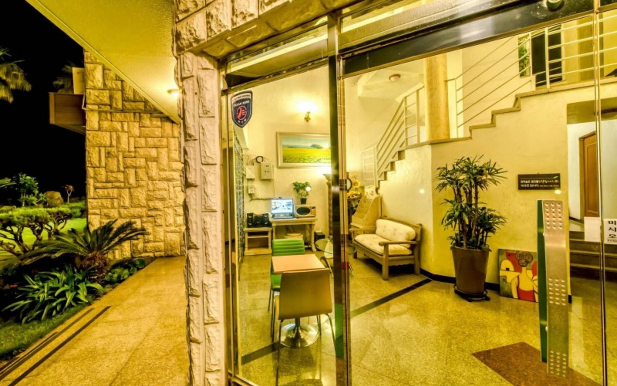 Seogwipo Jungmun Happy Sketch Pension