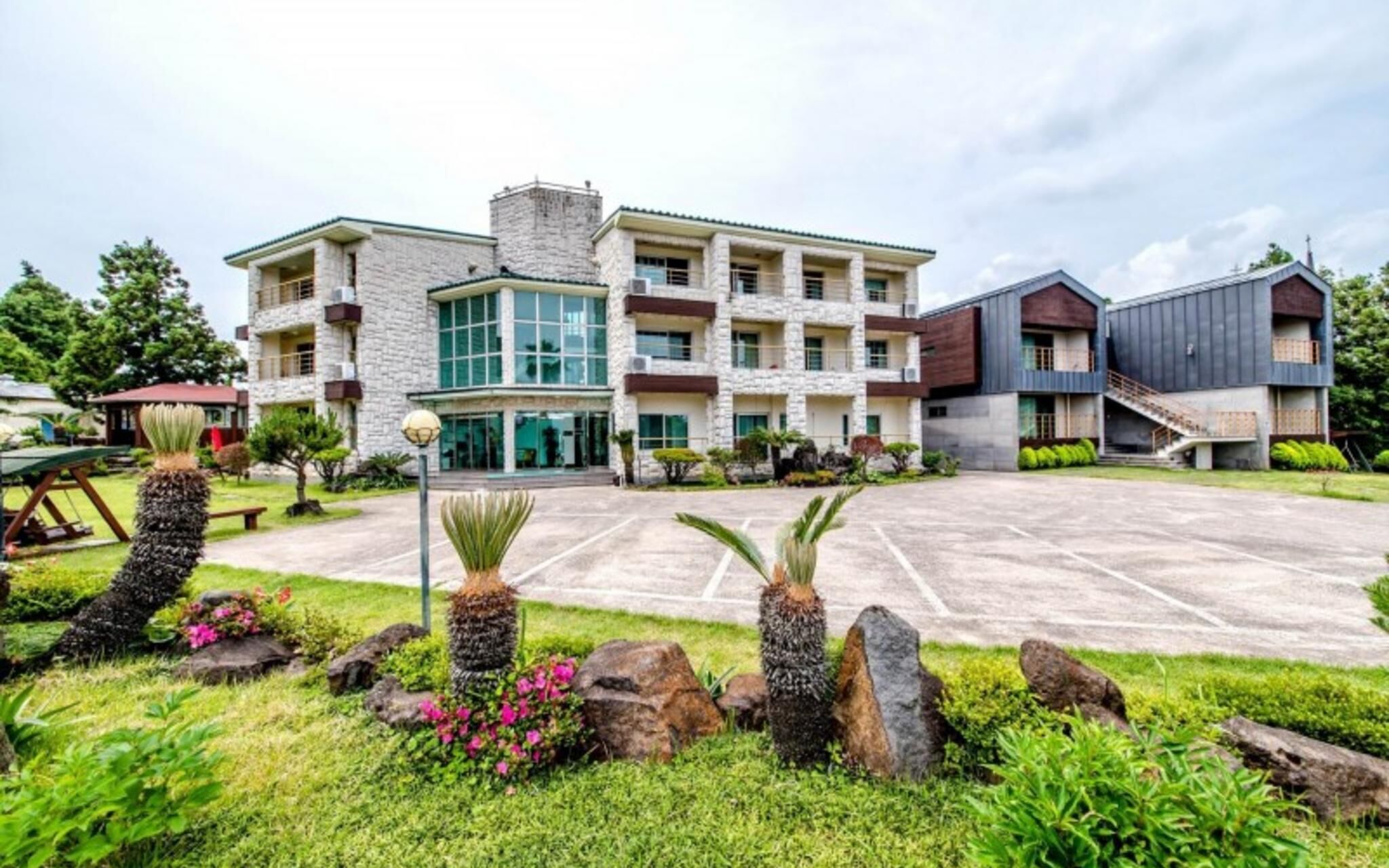 Seogwipo Jungmun Happy Sketch Pension
