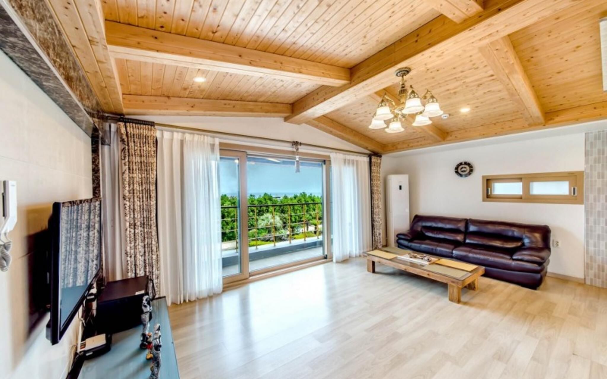 Seogwipo Jungmun Happy Sketch Pension