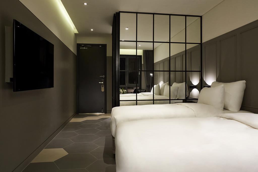 9 Brick Hotel