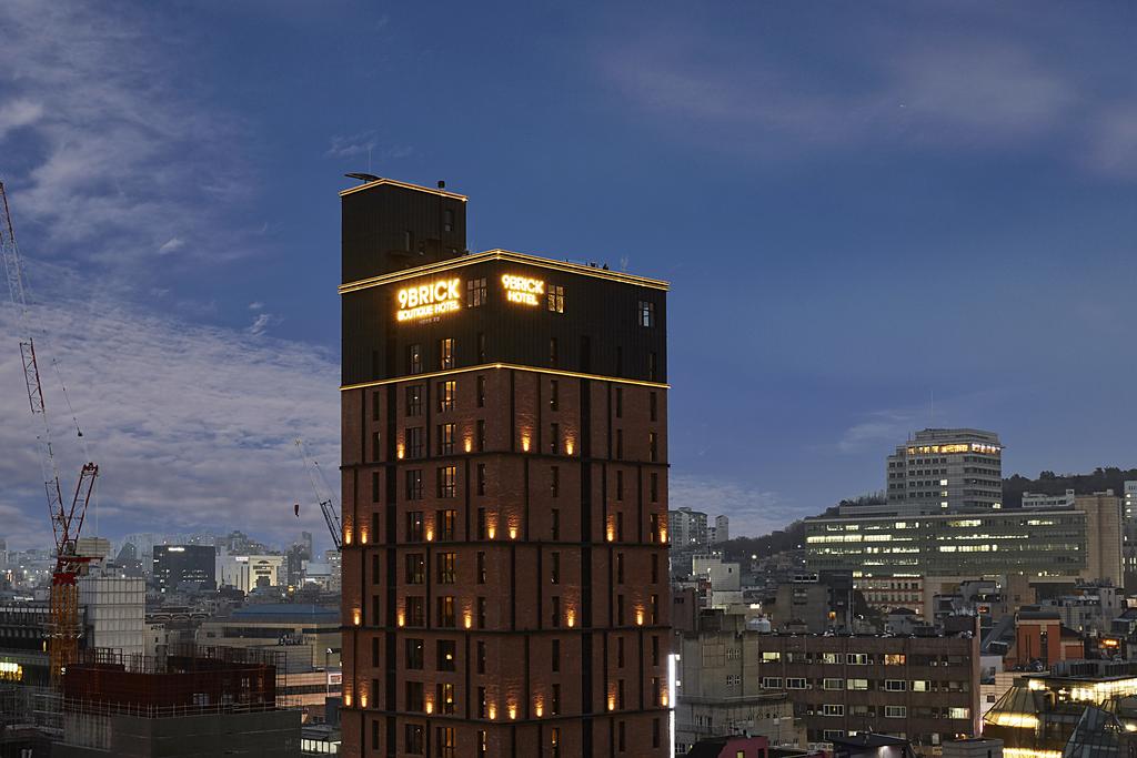 9 Brick Hotel