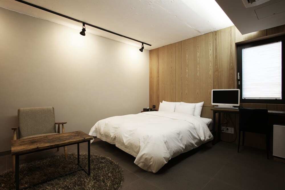 E-Hotel