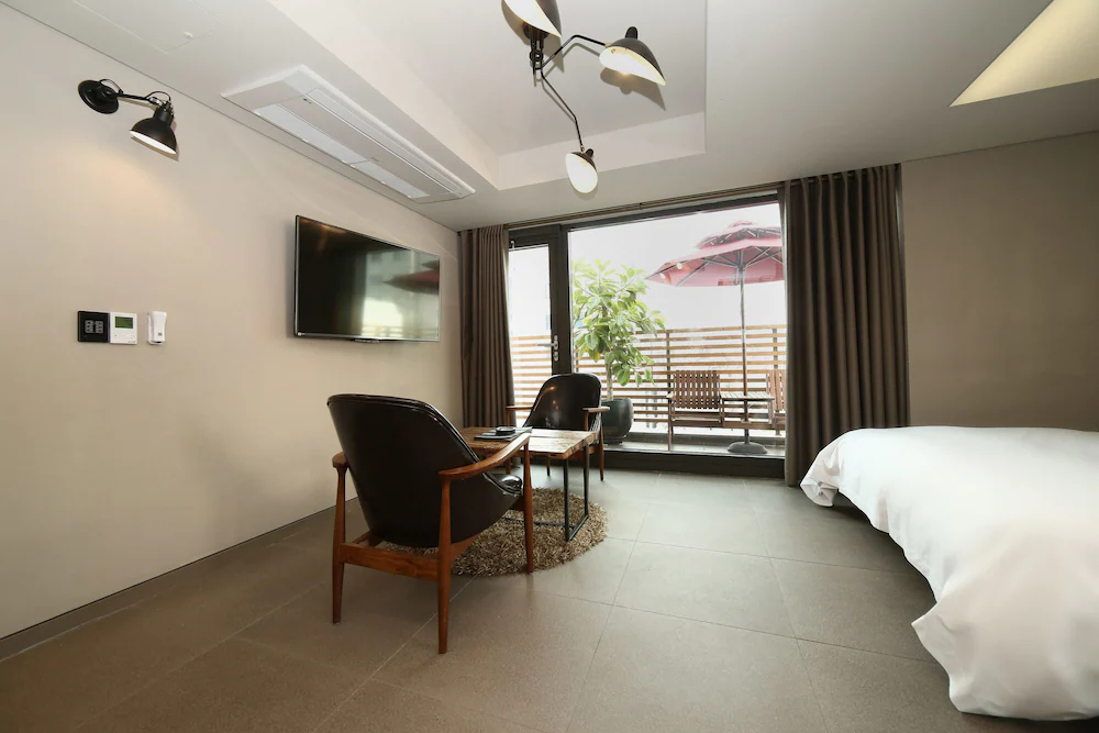 E-Hotel