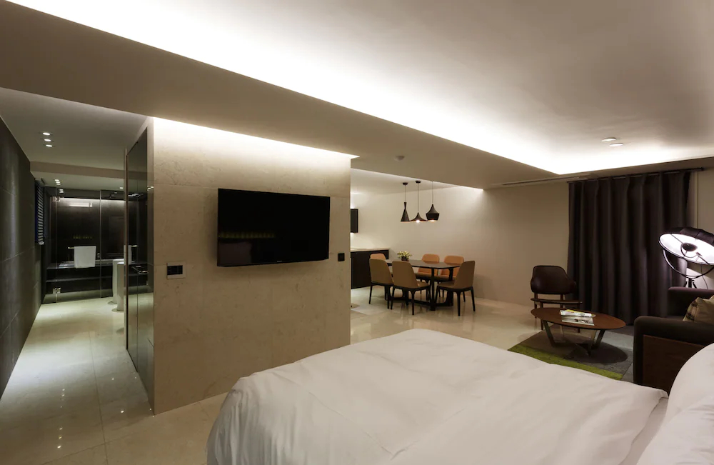 H Hotel