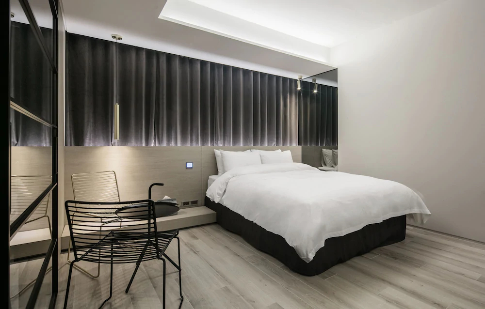 H Hotel