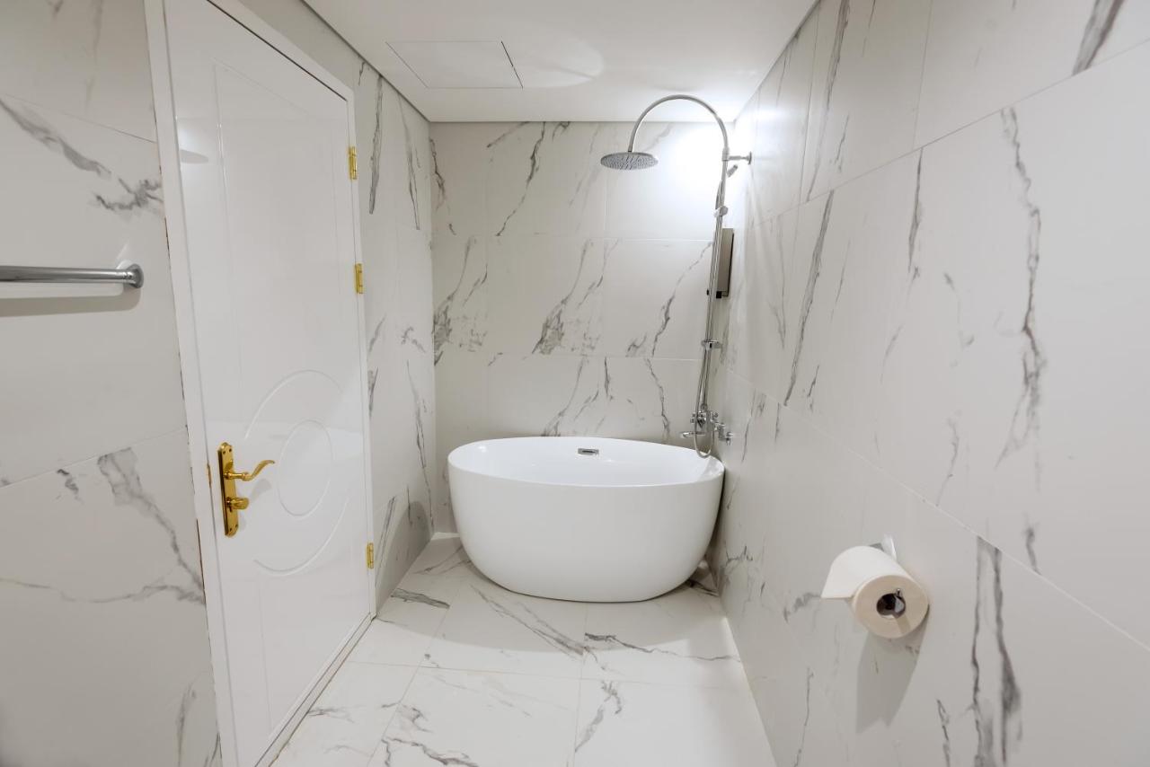 The Connoisseur Residence Hotel