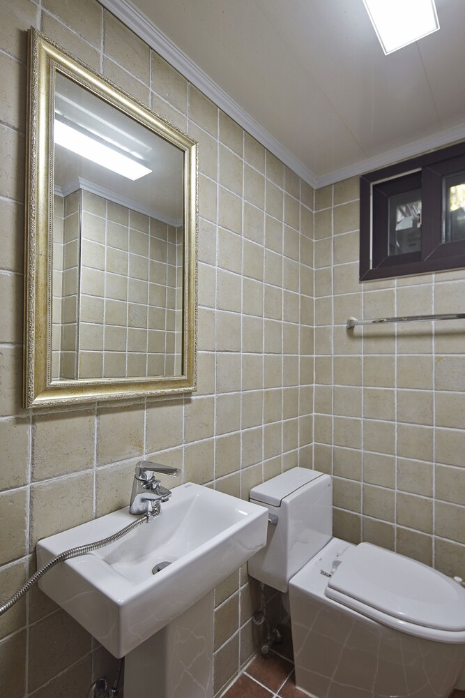 Jiwoljang Guest House