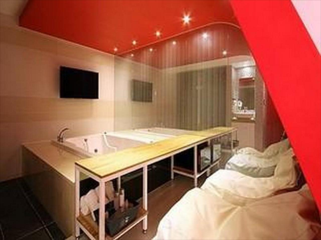 Lush Hotel Hwagok