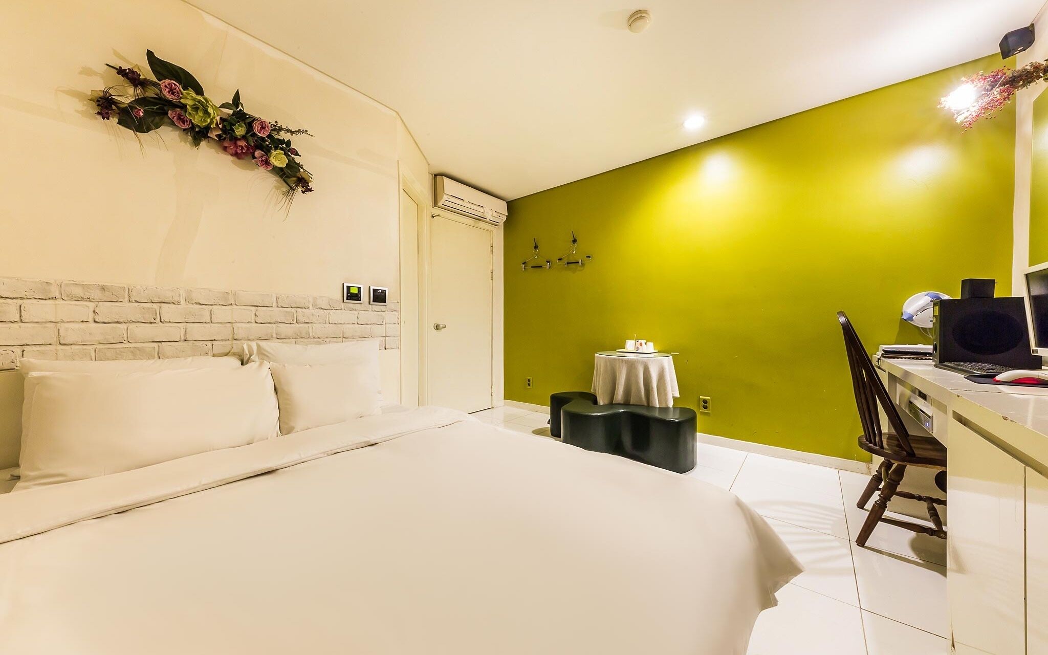 Nokbeon Hotel Galley