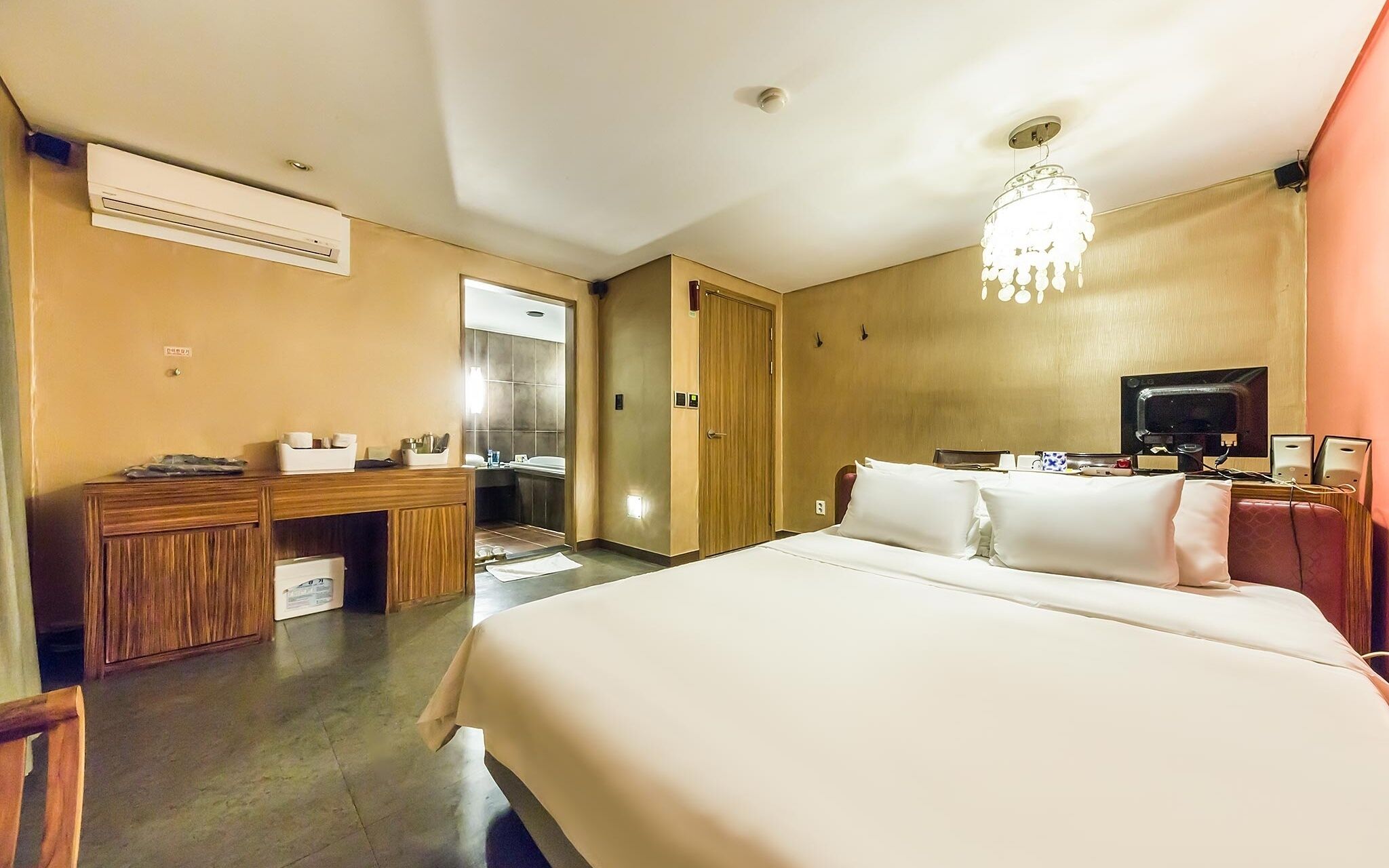 Nokbeon Hotel Galley