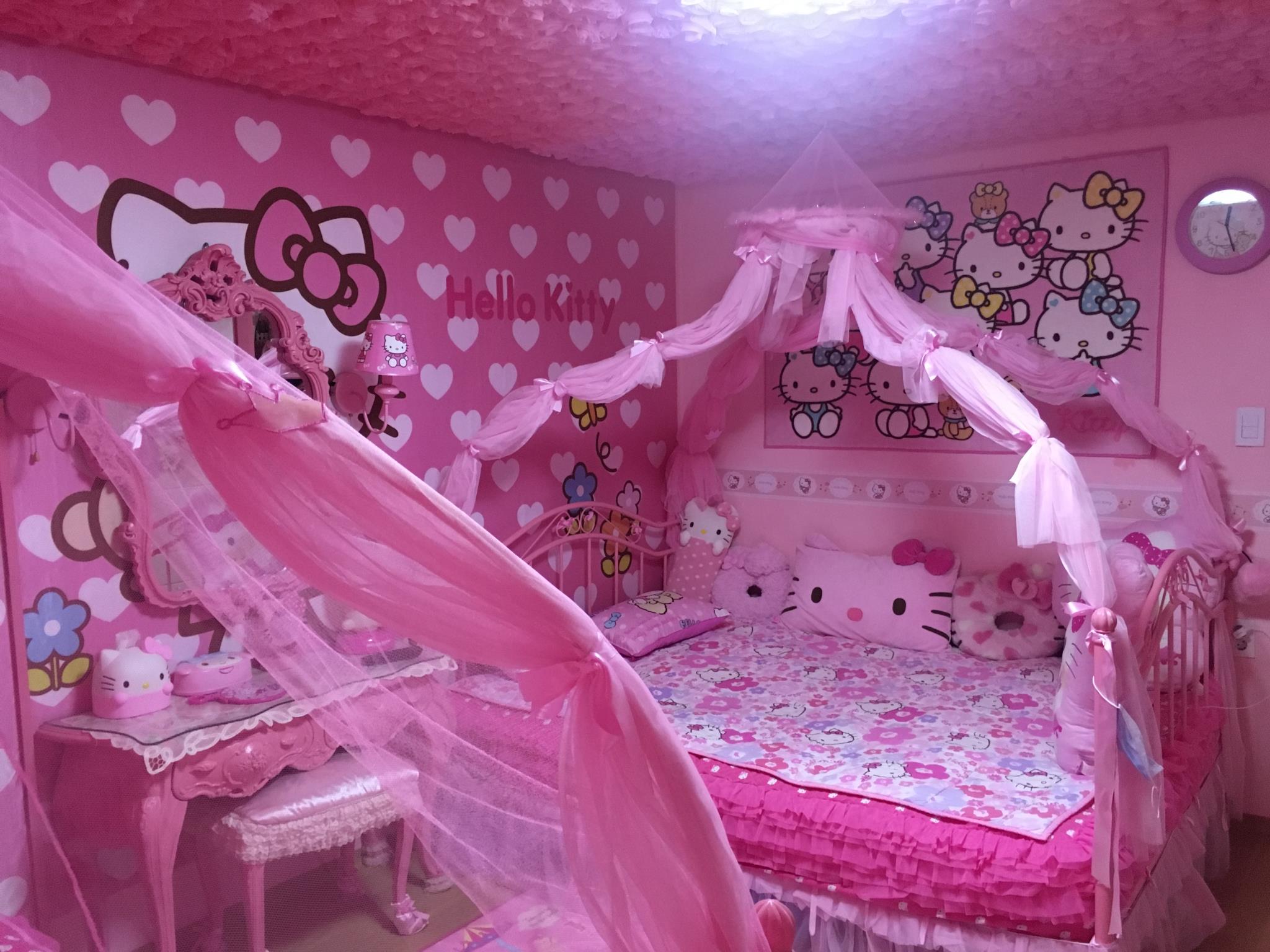 Pink  Bed And Breakfast Hostel
