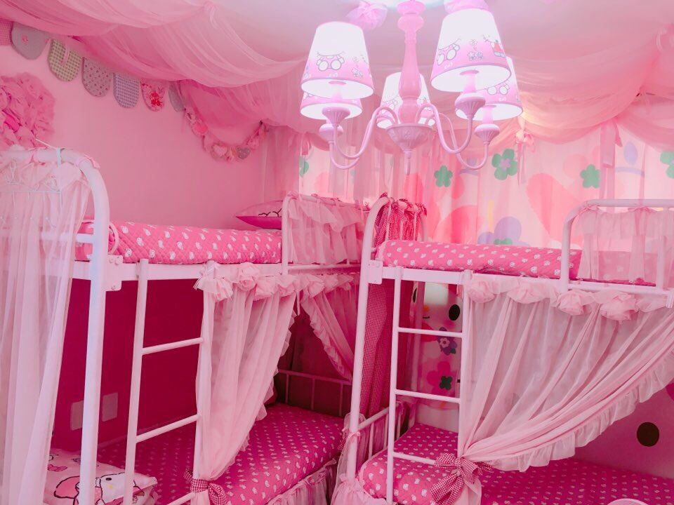 Pink  Bed And Breakfast Hostel