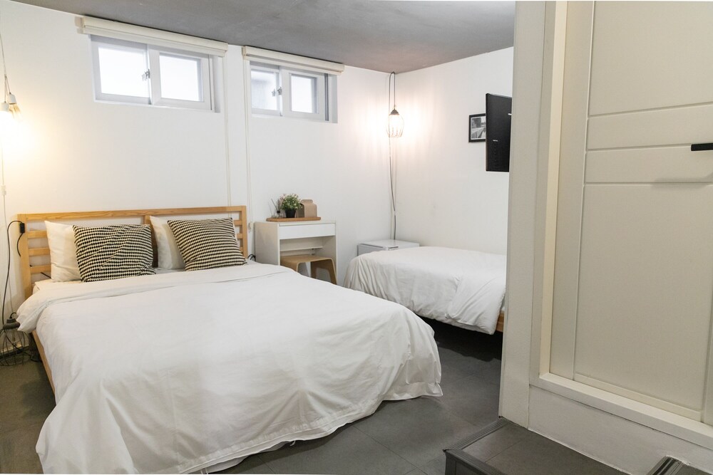 Queen House Hongdae