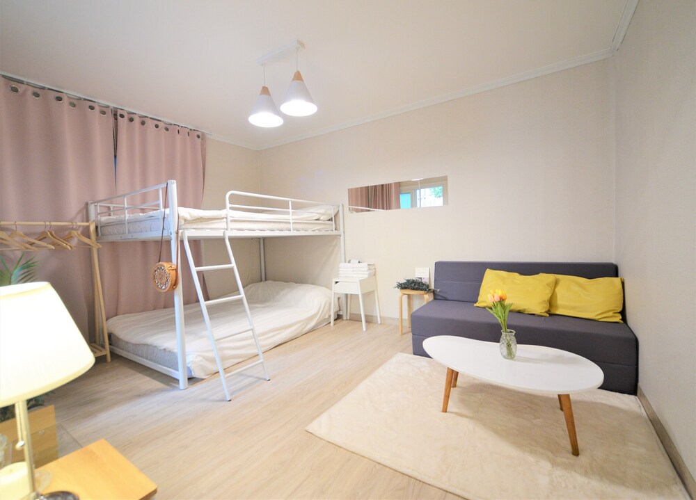 Season Helloworld House - Hostel