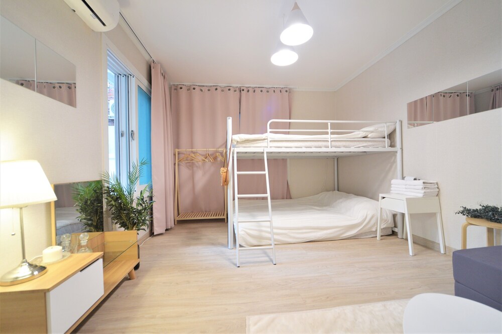 Season Helloworld House - Hostel