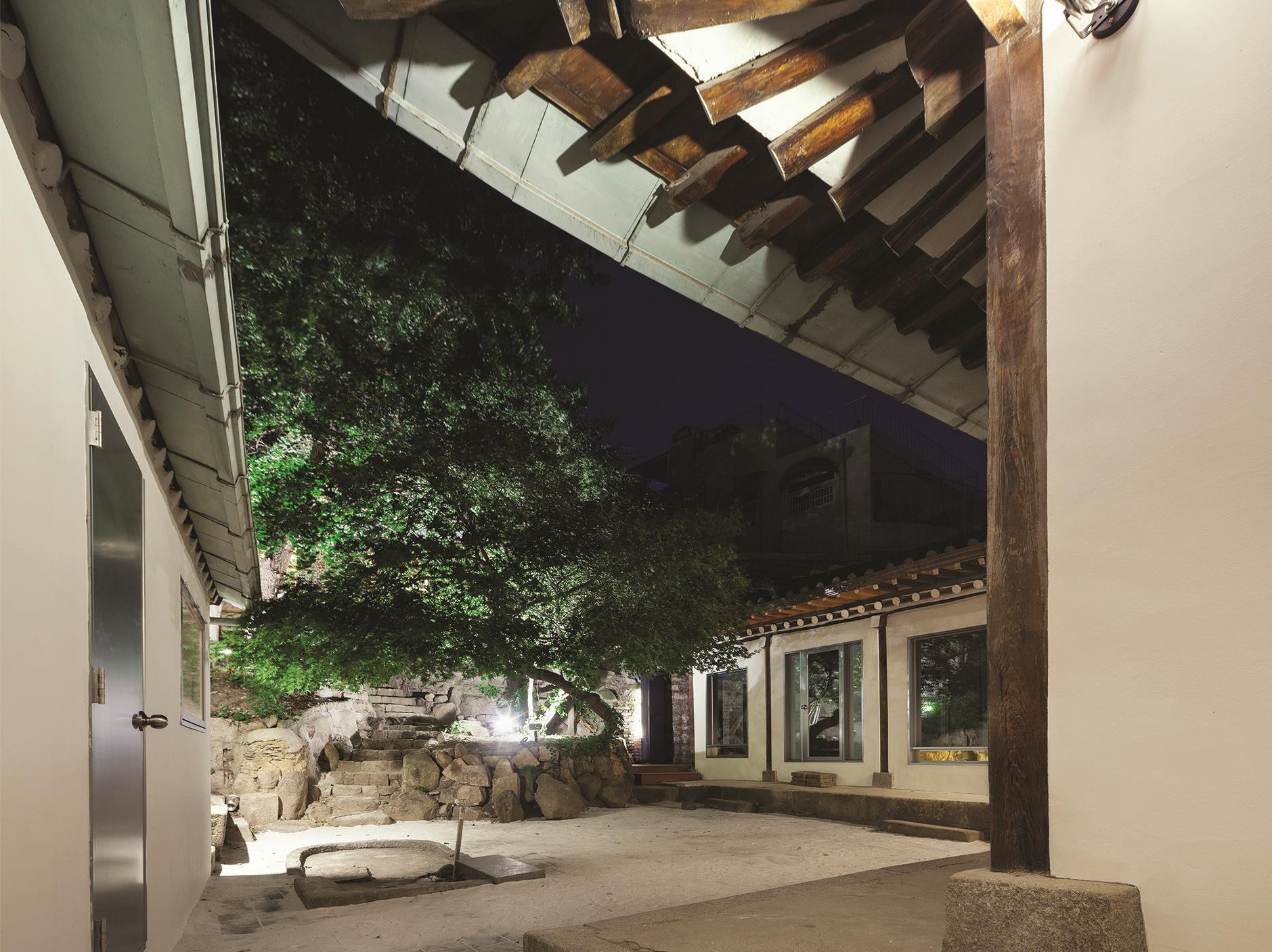 Side Hanok Residence