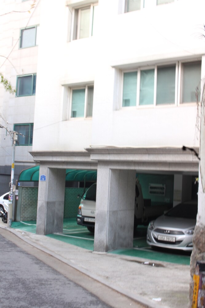 Sunny's In Hongdae Area