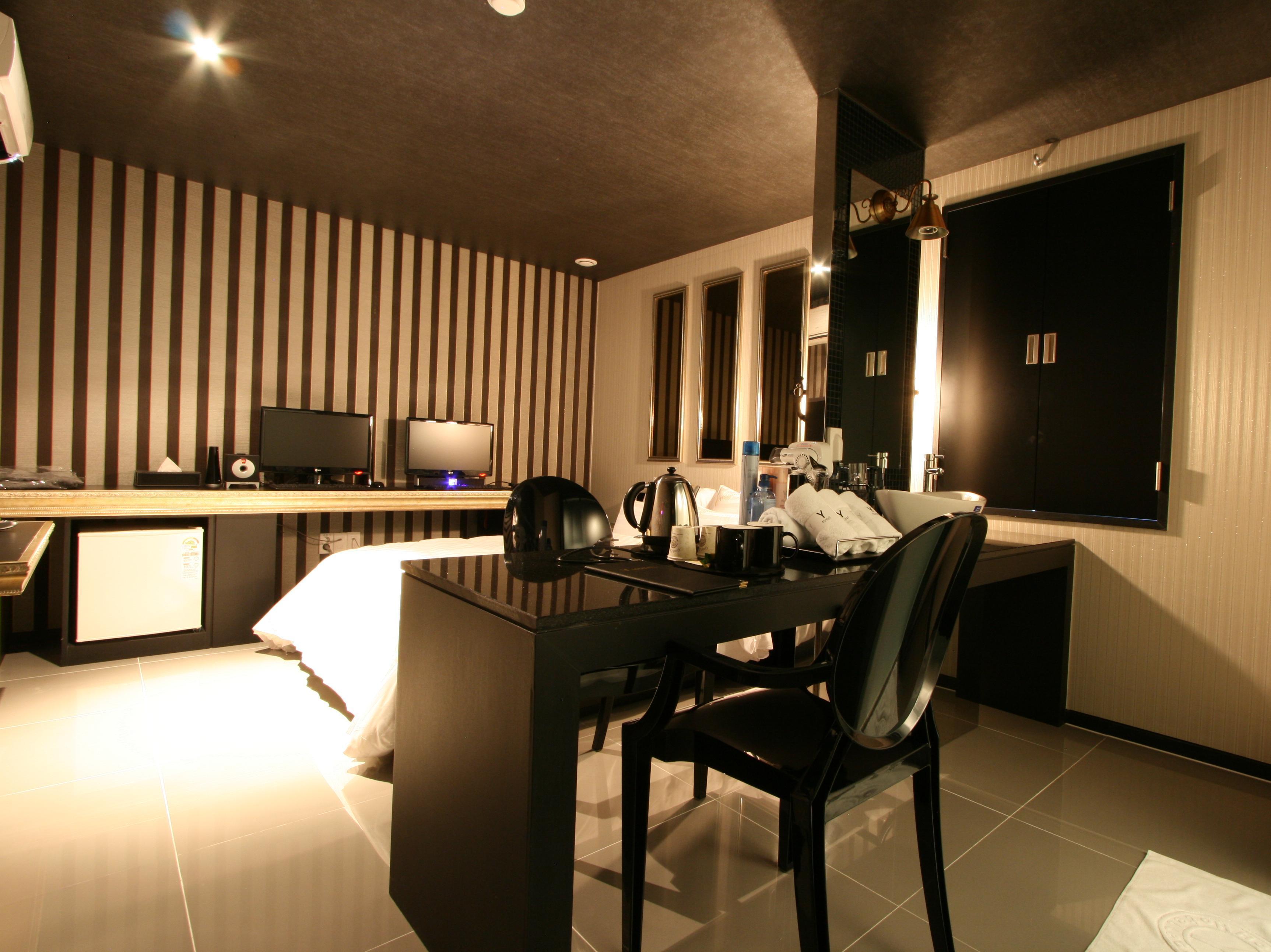 Y Hotel