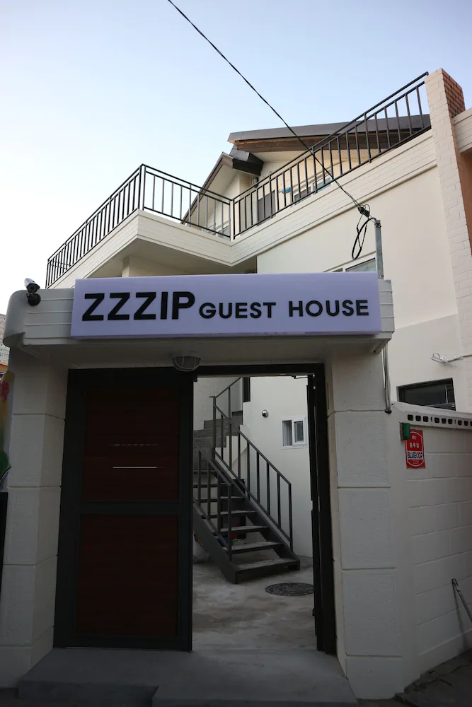 Zzzip Guest House
