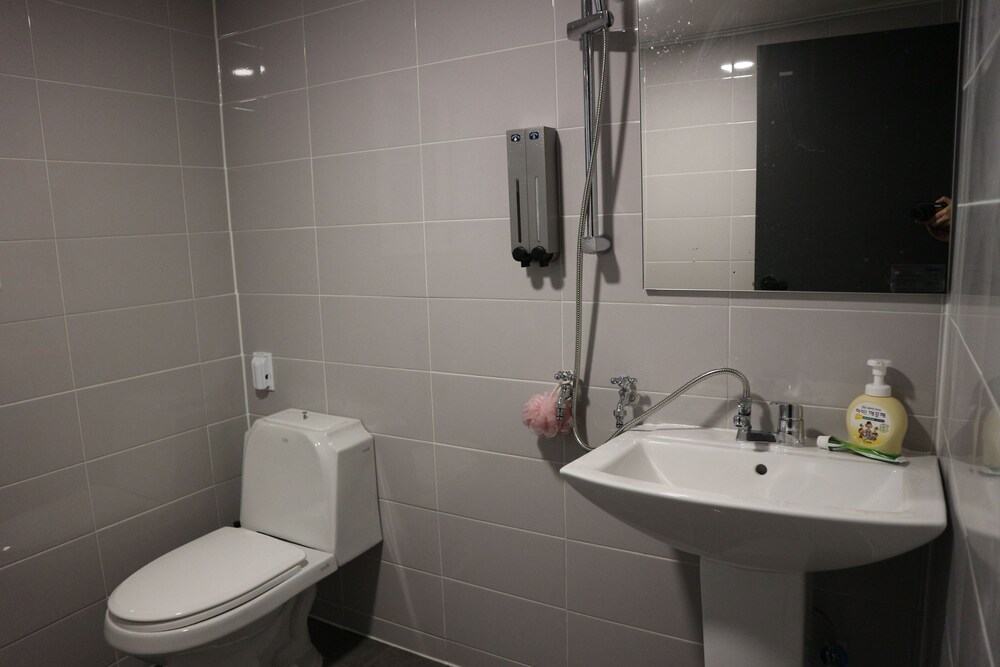 Zzzip Guest House
