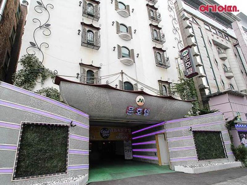 Moon Hotel