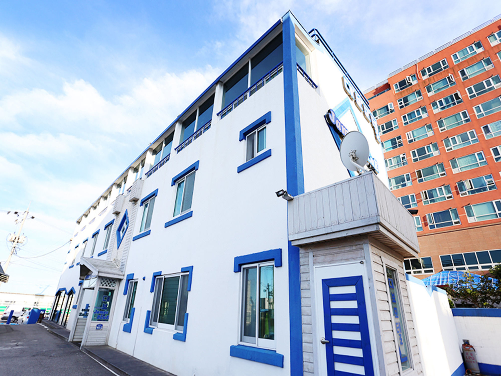 James Blue Guesthouse Hostel
