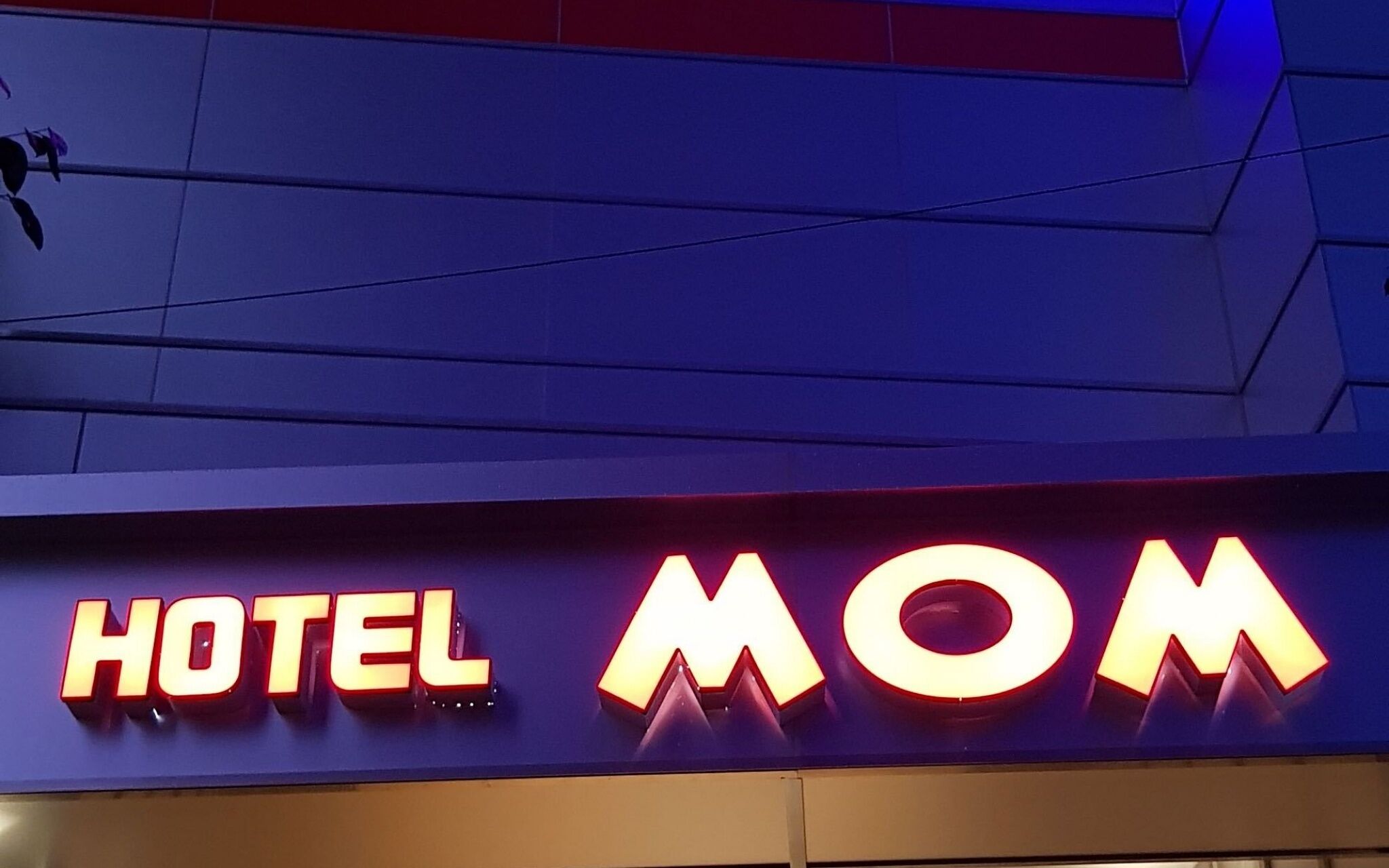 Hotel Mom