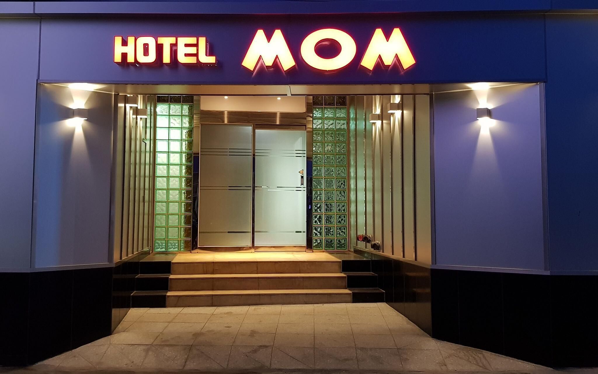 Hotel Mom