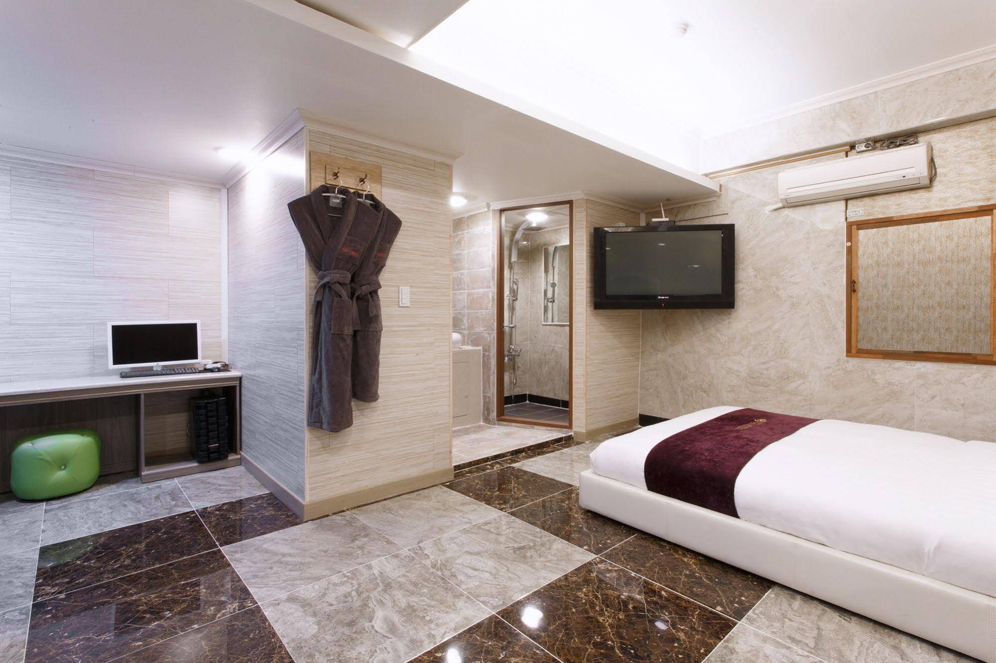 I.Y Hotel