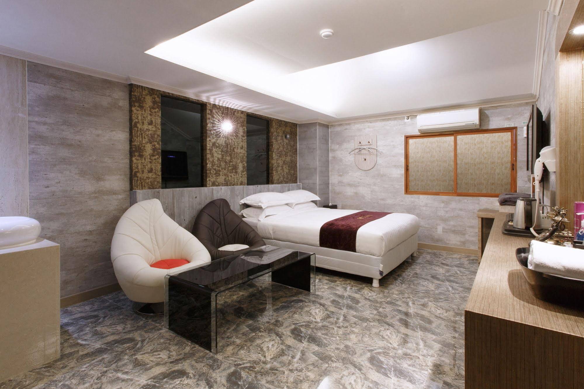 I.Y Hotel