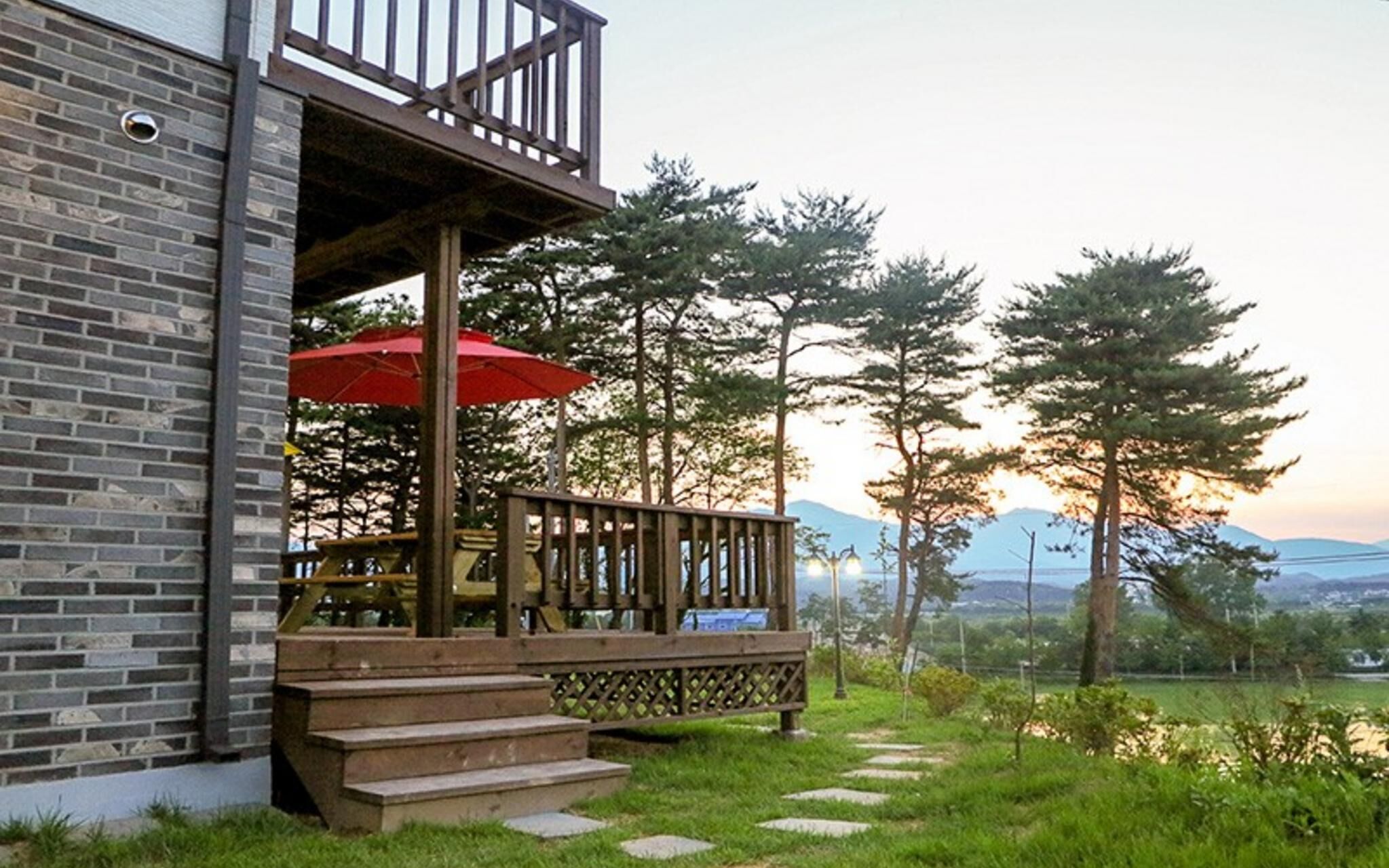 Yangyang Mono Tree Pension