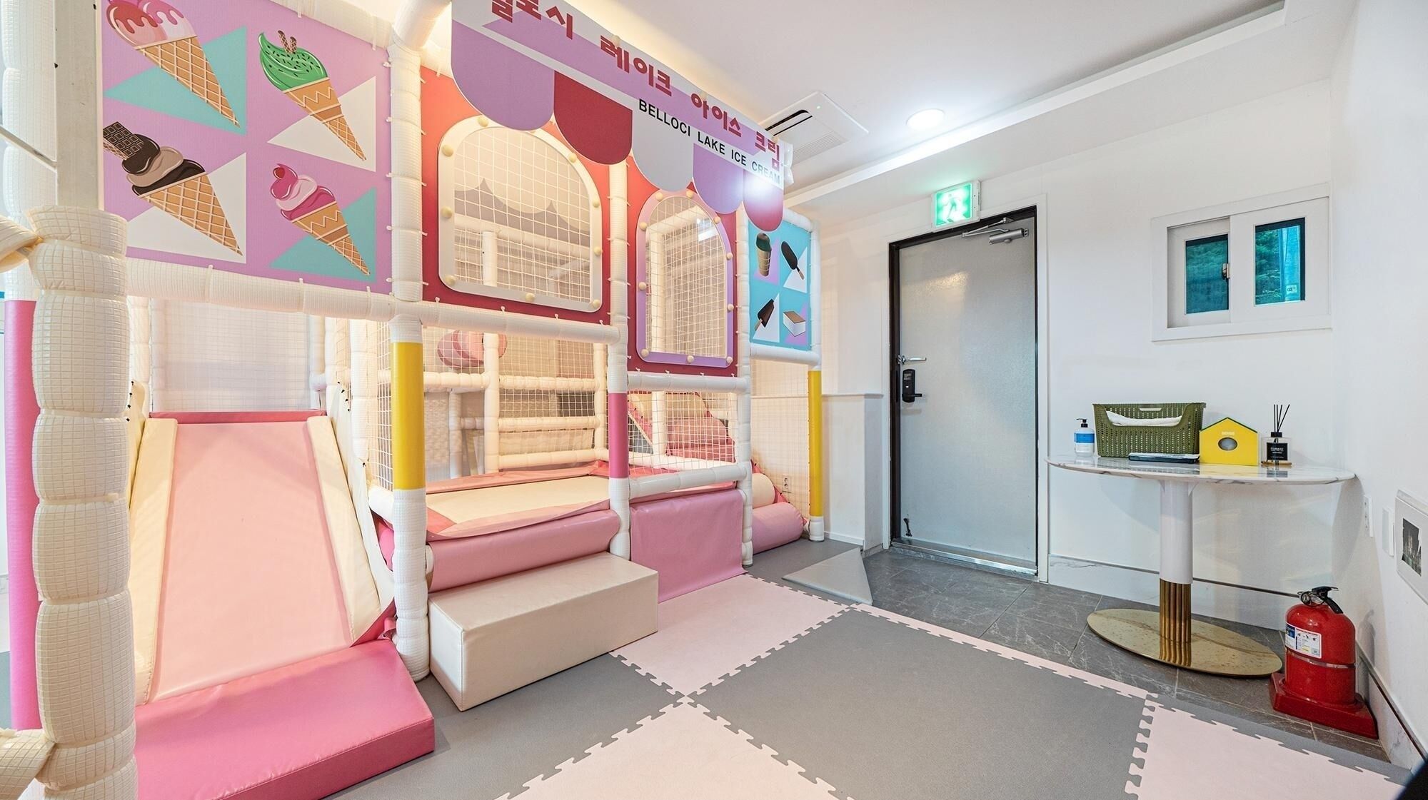 Gapyeong Belloci Lake Kids Pool Villa