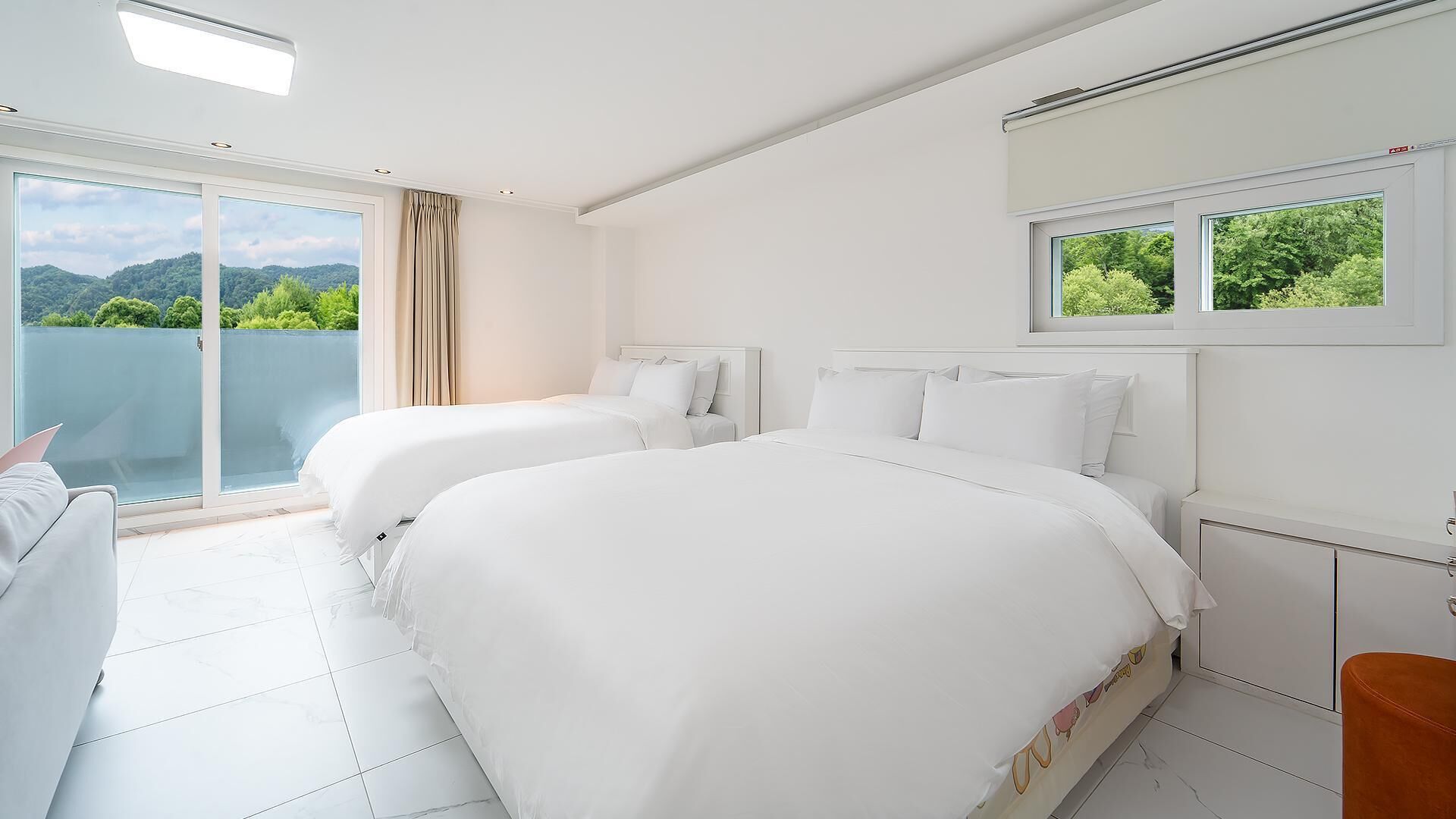 Gapyeong Belloci Lake Kids Pool Villa