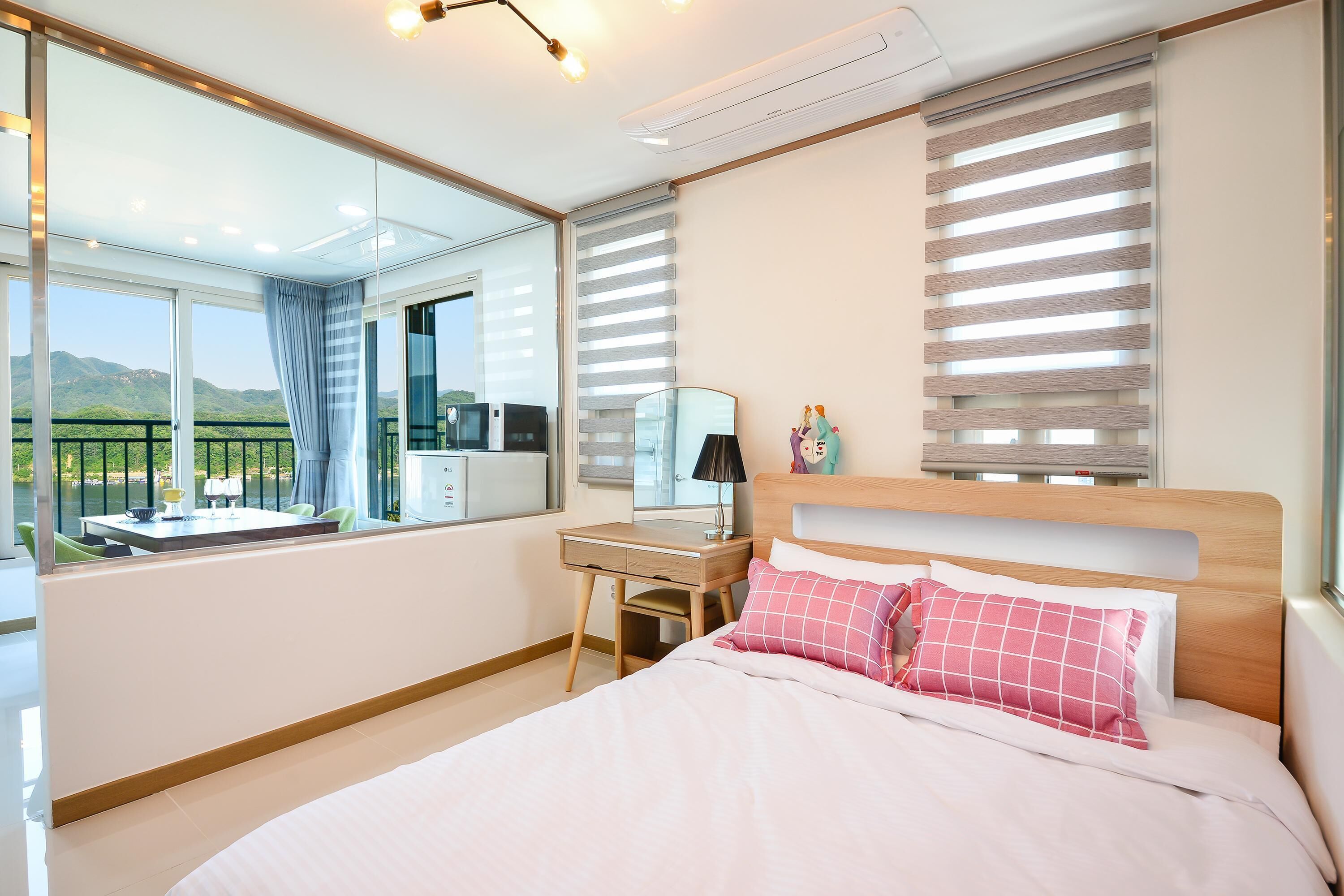 Nami Island Pig Dream Spa Pension