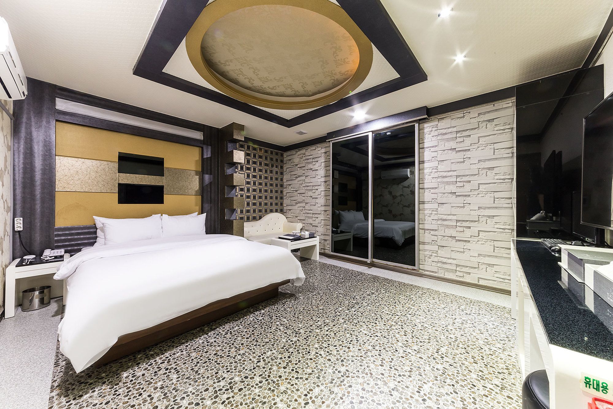 Hotel Millennium