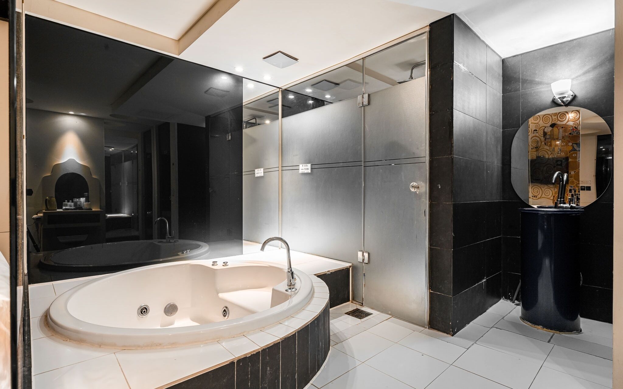 Hanam Lucy Hotel