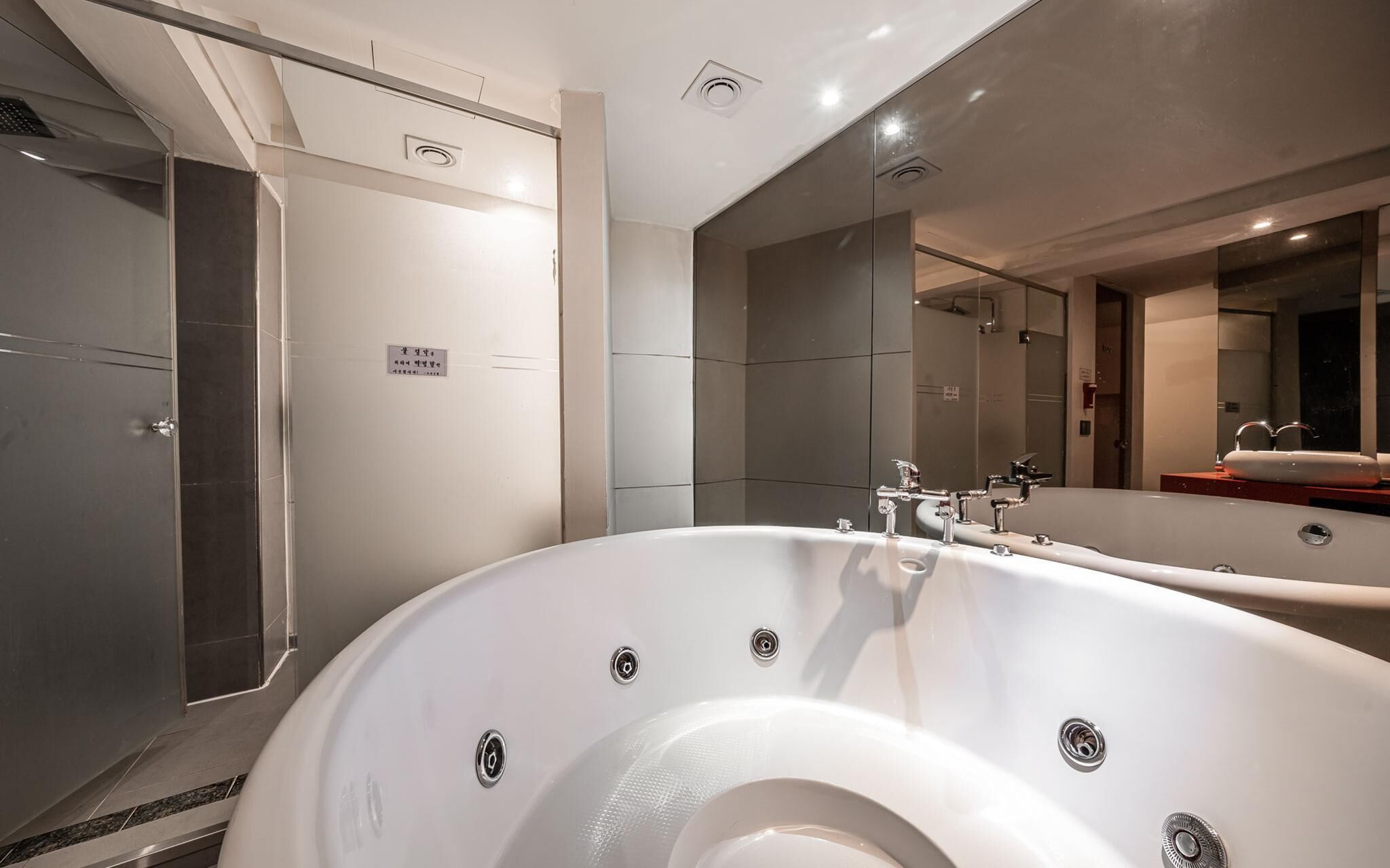 Hanam Lucy Hotel