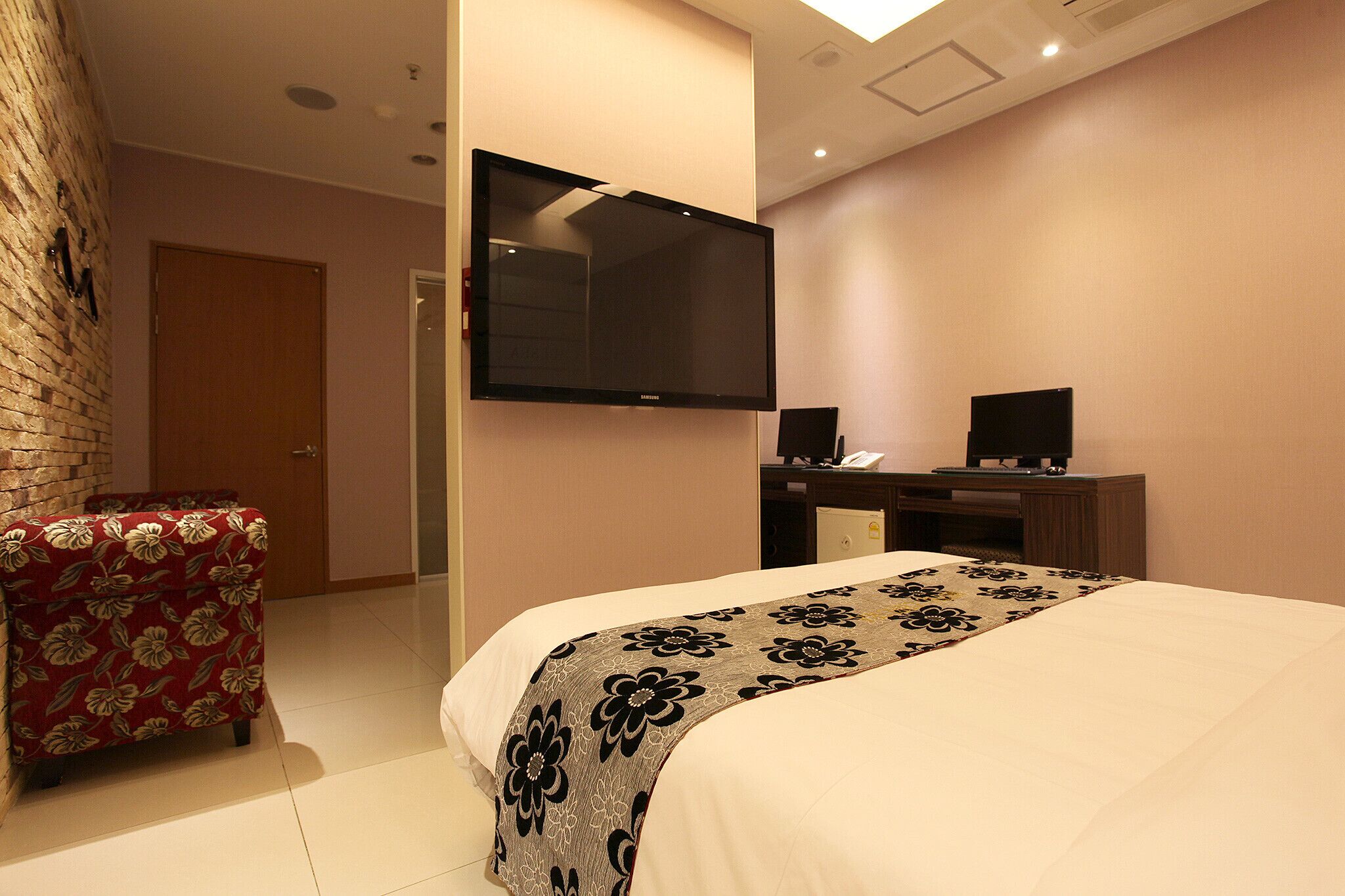 Chelsea The Premium Hotel