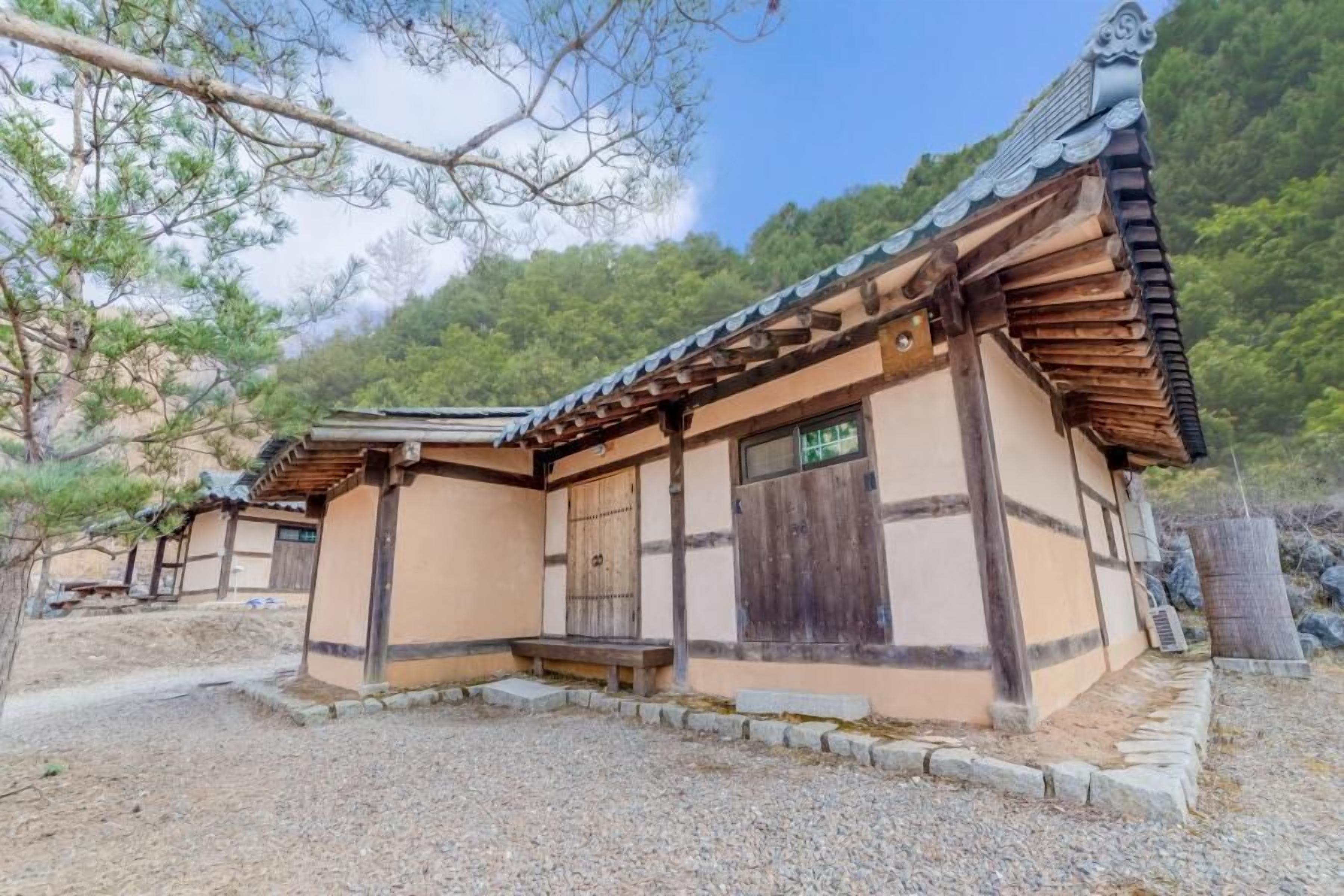 Yangpyeong Malgeun-soop Han ock Pension
