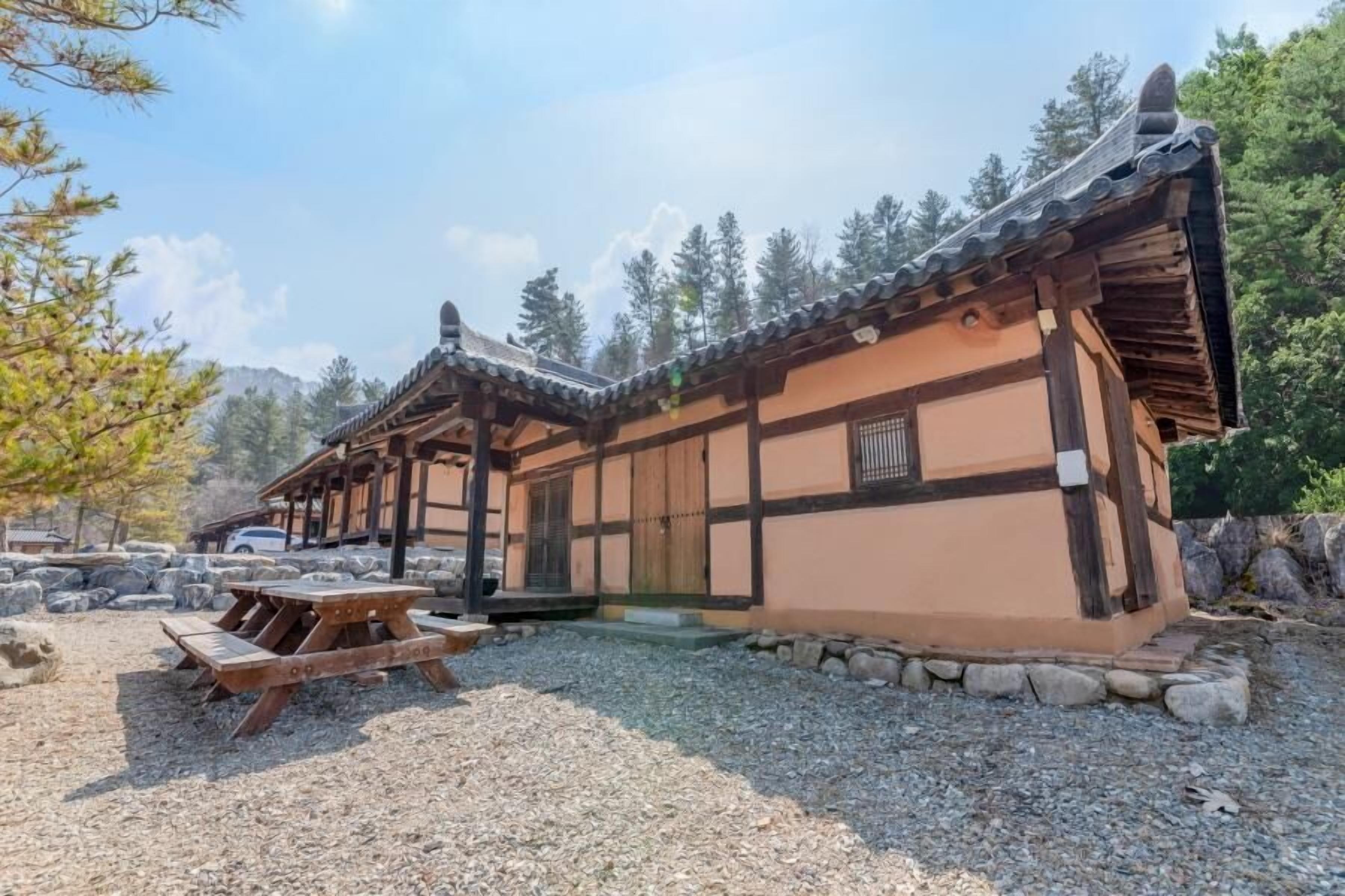 Yangpyeong Malgeun-soop Han ock Pension