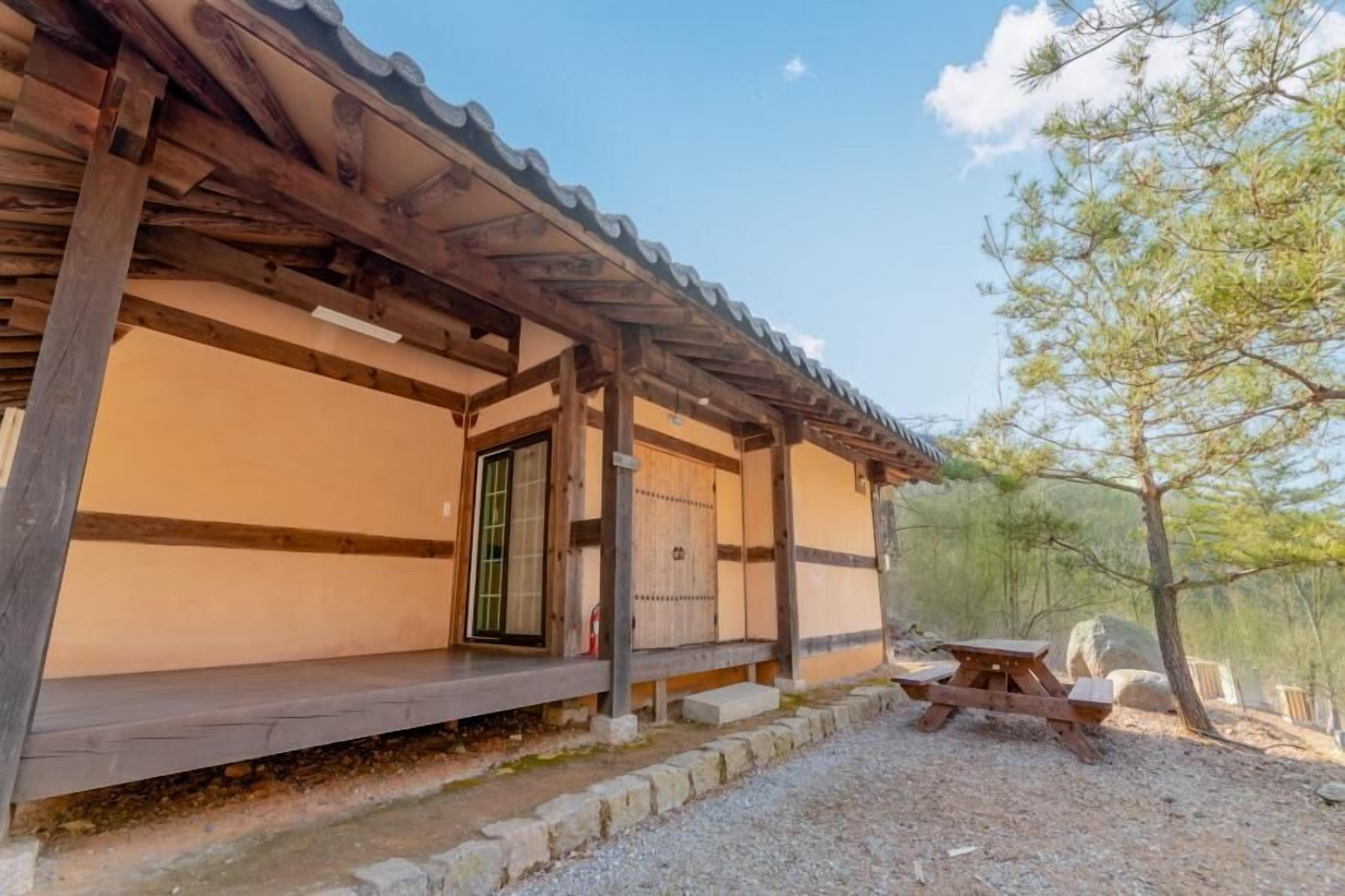 Yangpyeong Malgeun-soop Han ock Pension